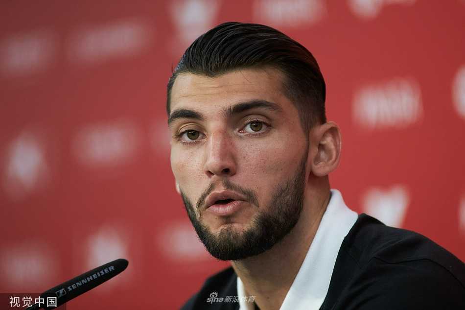 在摄像机环绕的中心，拉法米尔独自站立，背景是虚化的看台。这一刻的宁静与他内心的澎湃形成对比，仿佛在默念着对新东家的承诺，准备在皮斯胡安球场的山呼海啸中兑现自己的天赋。