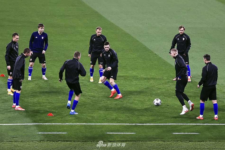 无球的队员们则在体能教练的带领下进行标志碟敏捷梯训练，他们步伐轻盈而快速，如同在琴键上跳跃的舞者，为比赛中的爆发力积蓄能量。