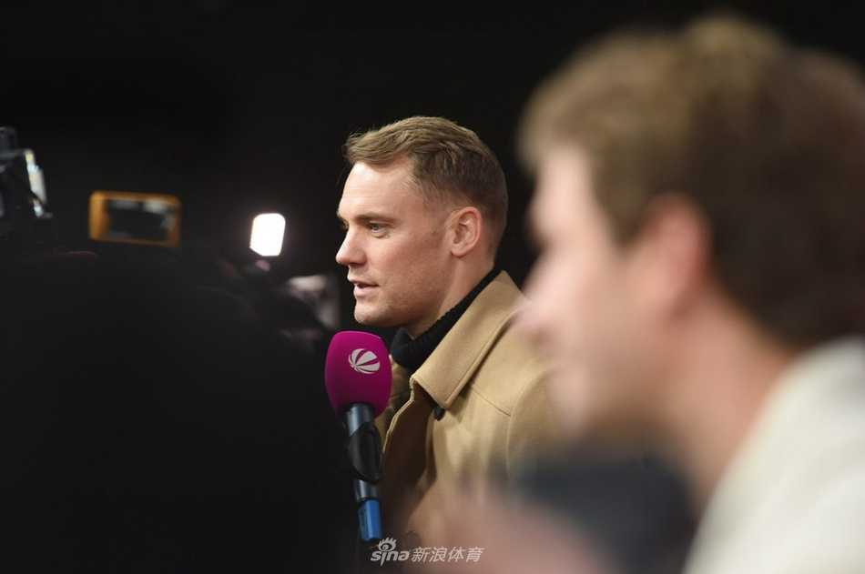 穆勒在红毯上做出搞怪表情，逗乐了现场的媒体记者，这位拜仁的“开心果”用特有的幽默感为首映式的庄重时刻增添了欢乐气息。