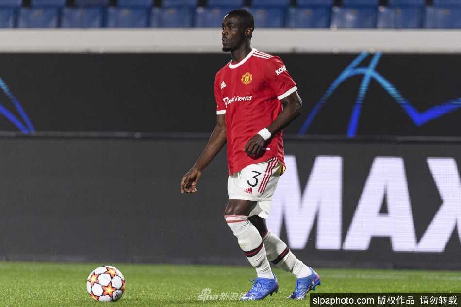 拜利完成签约后手持马赛球衣亮相，眼神坚定充满对新征程的期待