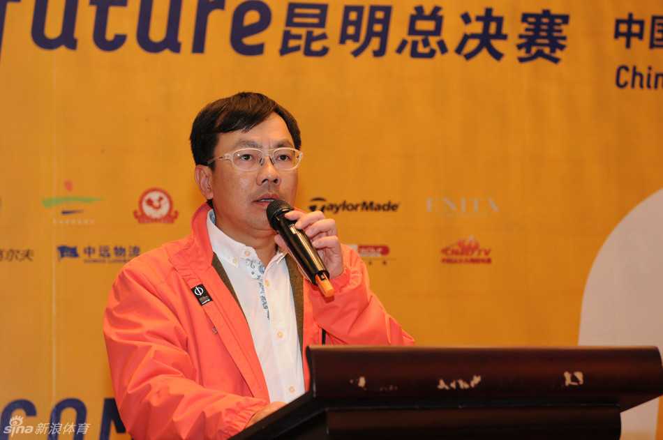 中国高尔夫球协会副主席李大正先生正在发表讲话，背景是精美的舞台布置，他的发言高屋建瓴，展望了中国高尔夫运动的未来。
