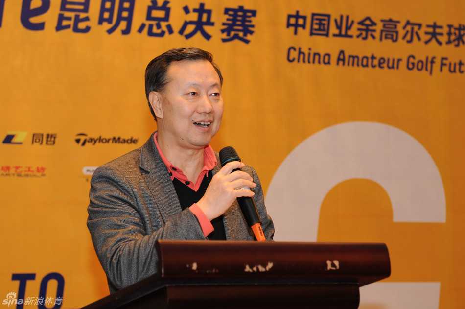 春城总经理胡伟在欢迎晚宴上手持话筒，面向全场宾客发表热情洋溢的欢迎致辞，背后是开阔的海边夜景。