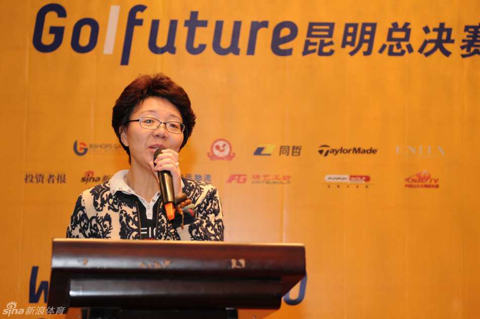 捷豹路虎品牌方代表吴雯女士正在晚宴上致辞，她身后是绚丽的主题背景板，现场嘉宾都在认真聆听。