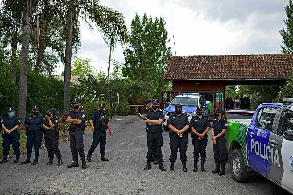 在通往永恒之门的路上，一排警车亮起肃穆的顶灯，如同为离去的国王照亮凡间最后的归途，护卫着载有迭戈遗体的车辆缓缓穿过布宜诺斯艾利斯的街巷