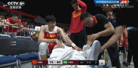 男篮核心遭遇打击，周琦受伤瞬间回放，慢镜头显示其左脚踝有明显扭伤动作。
