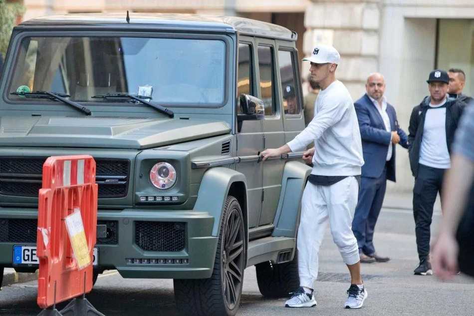 厄齐尔与他钟爱的法拉利458 Italia，全黑的车身经过熏黑处理，如同一位酷劲十足的‘黑武士’，停靠在路边尽显霸气。