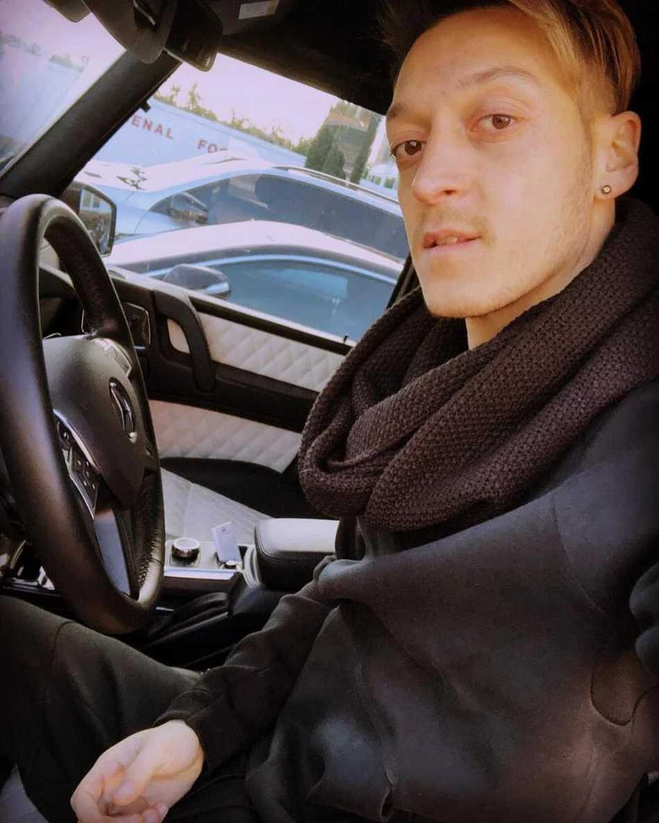从高处俯瞰厄齐尔的车库一角，各种颜色的超跑车顶犹如宝石镶嵌在地面上，无声地诉说着主人的传奇收藏故事。