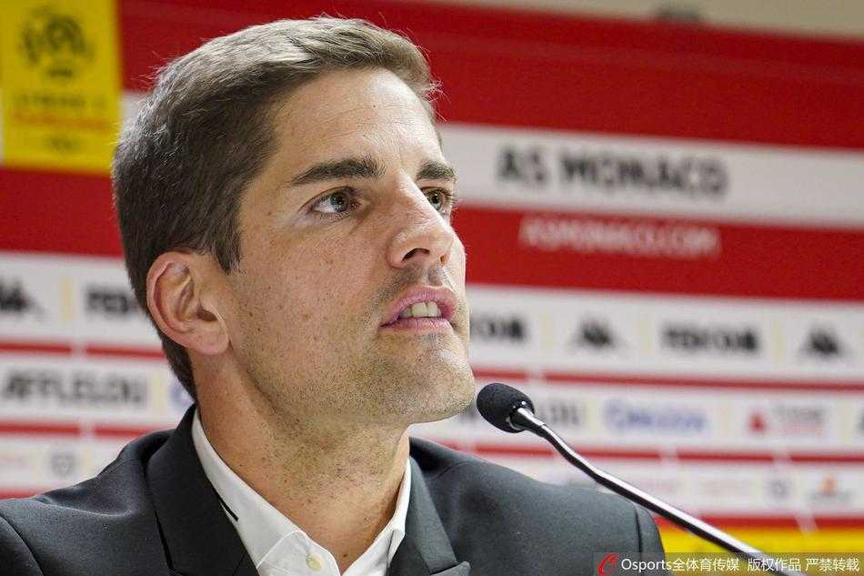 摩纳哥新任主教练莫雷诺在出席发布会时露出自信的笑容，他的眼神中透露出对未来的坚定与期待。