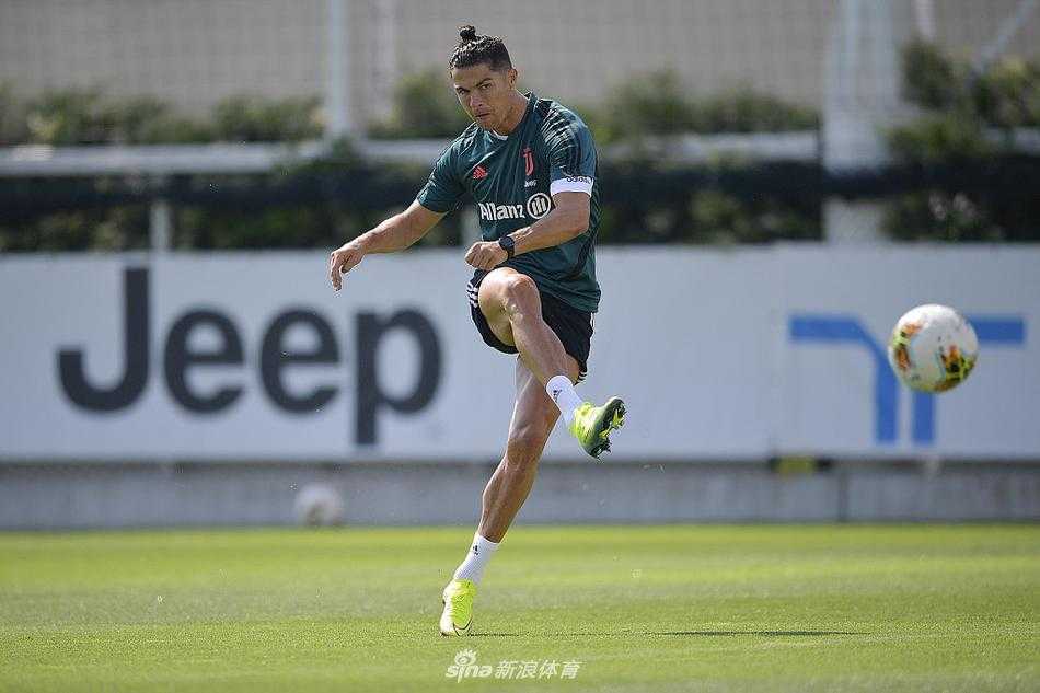 阳光洒在孔蒂纳萨的训练场上，C罗目光如炬，他扎起标志性发辫，在慢跑热身中展现出极佳的身体状态，仿佛一头随时准备出击的猎豹。