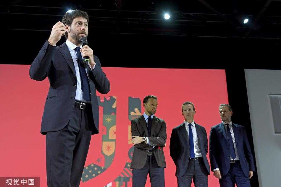 圣诞派对现场的尤文图斯球员们为萨里的演讲鼓掌，气氛热烈融洽
