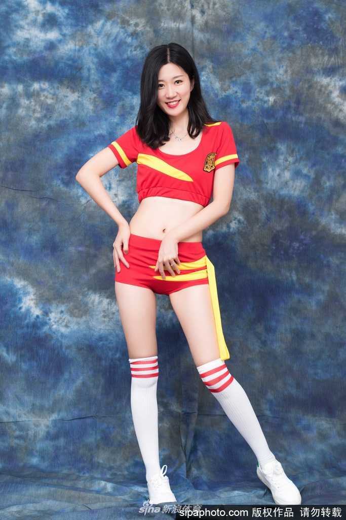 特写镜头下，宝贝清秀的面容与球衣上的西班牙队徽相映成辉，她轻咬嘴唇，流露出一丝俏皮与对胜利志在必得的信心