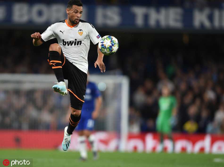 巴克利主罚点球瞬间，全场屏息，然而他罚出的皮球却无情地砸在横梁上沿，弹出底线，斯坦福桥随即爆发出巨大的叹息声。