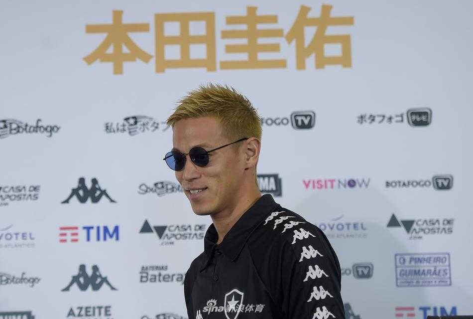 身披博塔弗戈围巾的本田圭佑踏入尼尔顿桑托斯体育场，眼神中充满对新征程的期待，身后看台上是密密麻麻期待他表演的球迷