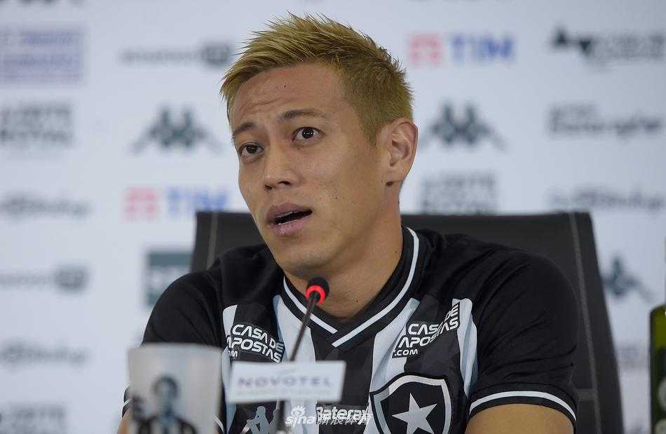 训练场上本田圭佑神情专注地进行热身训练，他标志性的认真表情显示出这位老将要在巴西赛场重新证明自己的强烈意愿
