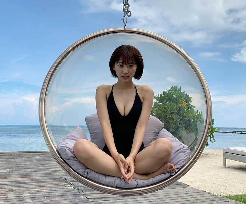 武田玲奈身穿球衣回眸一笑，眼神清澈明亮，充满青春活力