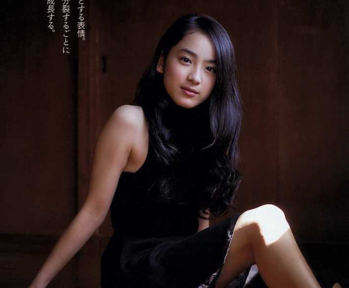 一张充满故事感的特写，平祐奈低头沉思，光影勾勒出她精致的侧脸轮廓，静谧中蕴含着青春的力量。