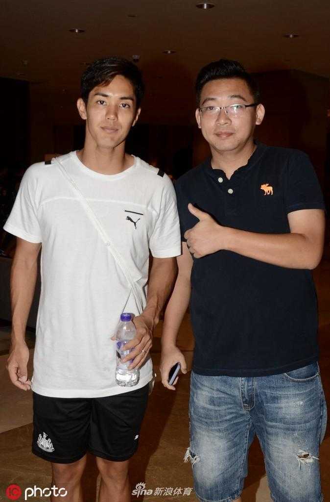 武藤嘉纪帅气侧颜特写，轮廓分明吸引目光