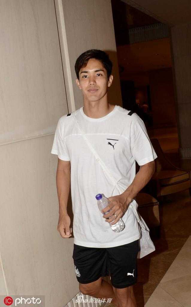 武藤嘉纪在酒店门口稍作停留，眼神深邃望向远方