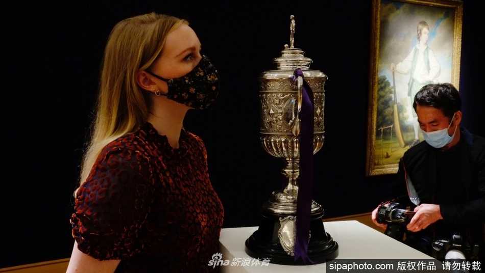 镜头缓缓推进，聚焦于奖杯底座密密麻麻的铭文，那些斑驳的字迹刻满了冠军俱乐部的名字，从谢周三到曼联，每一行都是一段不朽的史诗。