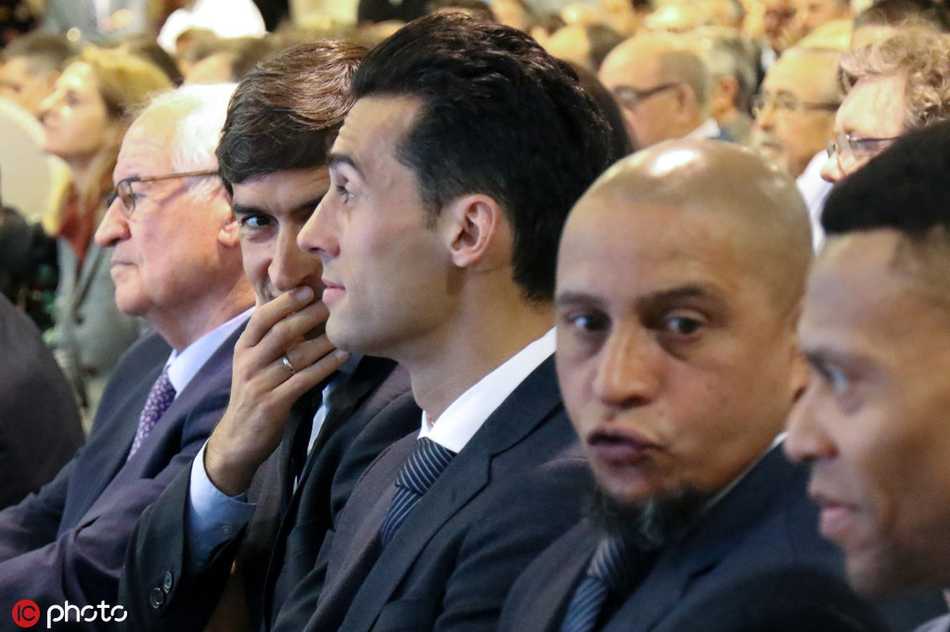 时光倒流伯纳乌,皇马切尔西传奇巨星为爱再聚首 发布会结束后,几位传奇球星站在伯纳乌的球员通道入口,回望着这片熟悉的绿茵场,眼神中充满眷恋与期待。