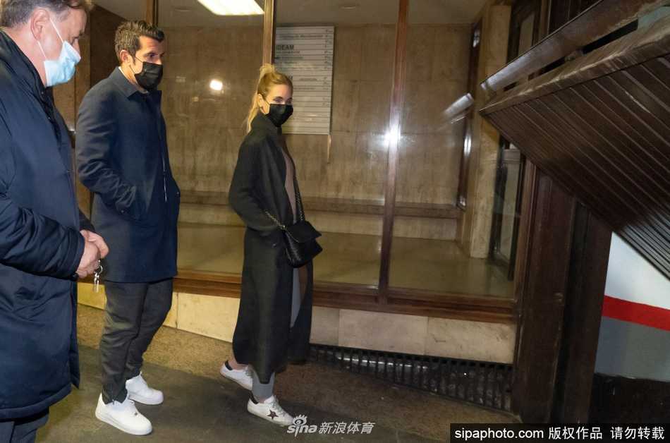 菲戈面带微笑，眼神温柔地看向镜头，一旁的妻子海伦长发披肩，侧颜线条优美，两人坐在餐桌前，仿佛在低声细语，空气中弥漫着甜蜜与默契。