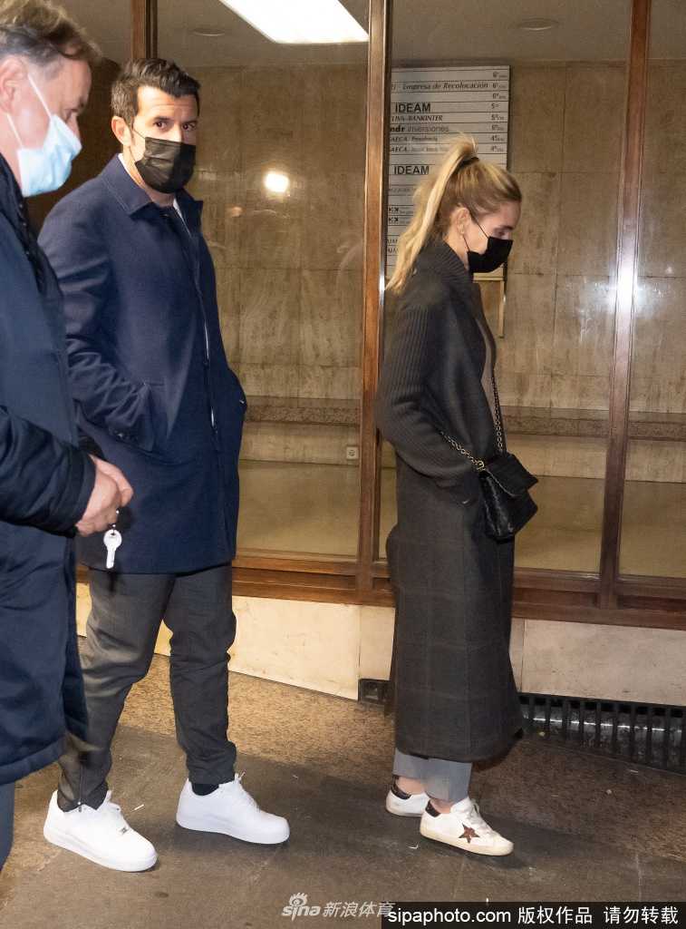 菲戈身穿深色休闲西装，内搭简约T恤，尽显成熟男神魅力。他神情专注地翻阅着菜单，举手投足间散发着优雅从容的气息，仿佛在思考今晚要为爱人点上一道怎样的美味惊喜。