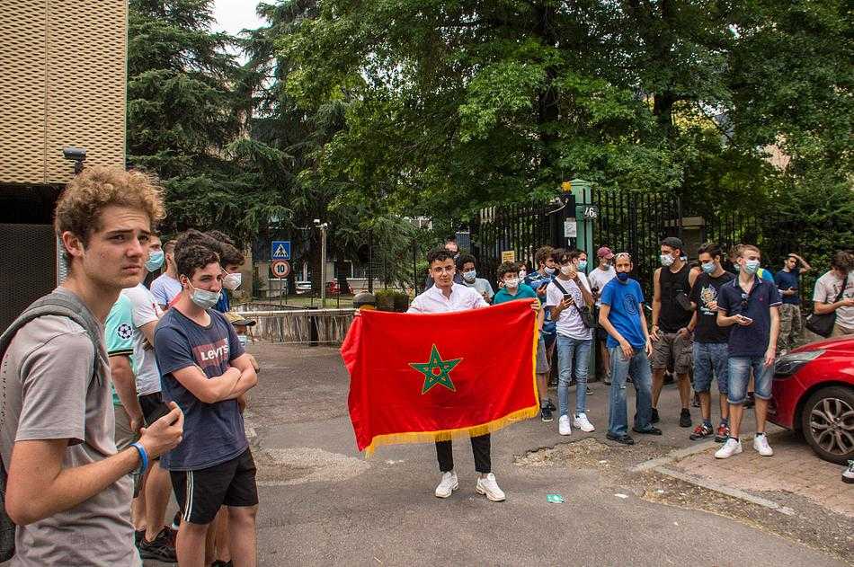 阿什拉夫在签字仪式上留下珍贵瞬间，他身穿深蓝色Polo衫，伏案专注于眼前的文件，神情认真而笃定。笔尖划过纸面的一刹那，不仅是完成一份合同的签署，更是向全世界宣告：一段崭新的蓝黑岁月，自此正式拉开帷幕。此刻的米兰城，因他的到来而更添一份对未来的热烈期盼。