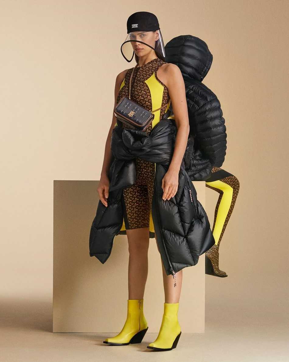 一袭黑色深V礼服勾勒出伊莲娜·莎伊克曼妙的身姿，她微微侧身，金色的长发如瀑布般散落，自信而慵懒的神情中，流露出一种不经意的优雅与强大气场。