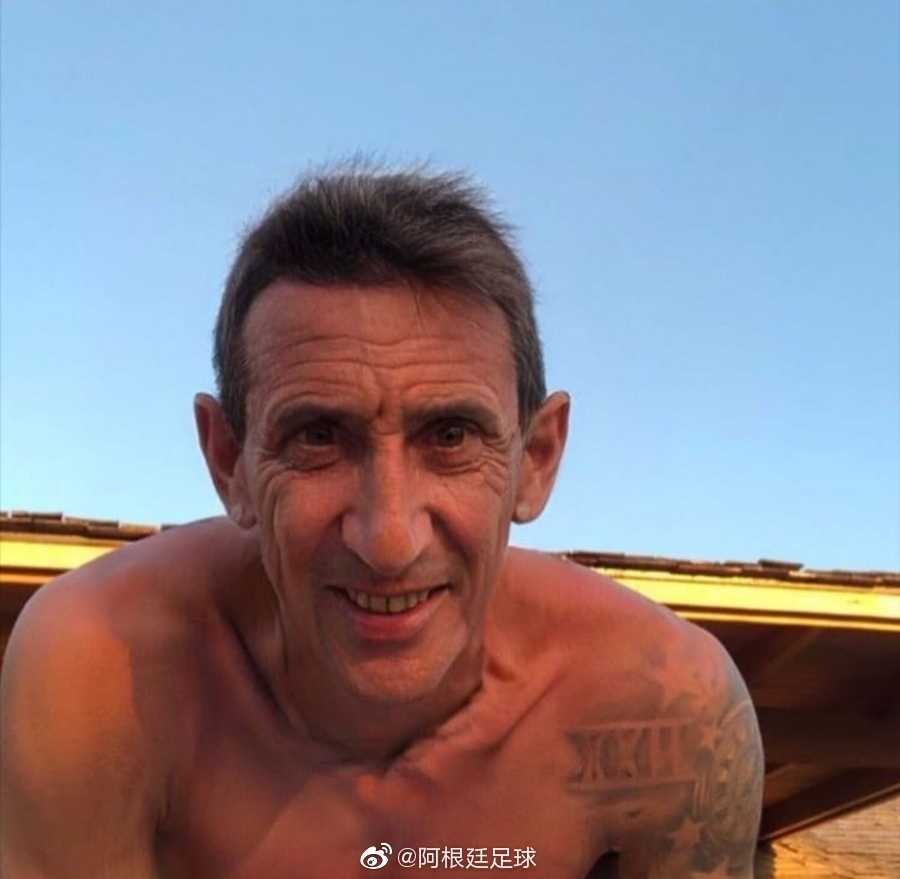 塔格利亚菲科老了，这张脸仿佛就是我们身边某个热爱足球、一辈子坚守忠诚的守护者，安静地站在球门之前，守护着一方天地的荣耀与梦想。