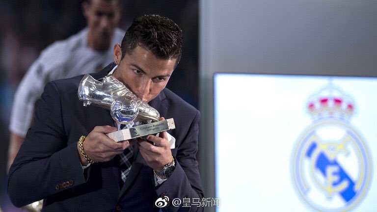 C罗最后一次以皇马球员身份站在伯纳乌球场中央，他独自一人向四周看台鼓掌致意，眼神中充满了不舍与感激。空旷的球场仿佛也在无声地挽留，这一刻的告别，定格了无数人的青春。