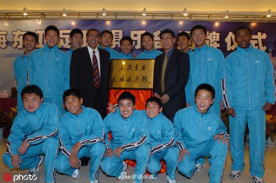 手捧中超火神杯的武磊，笑容灿烂，这是对他多年坚守与付出的最好回报。