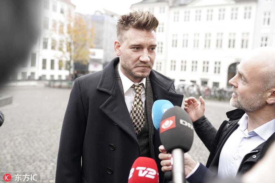 媒体记者在哥本哈根法院外架起长枪短炮，争相捕捉走出法庭的本特纳，现场气氛紧张