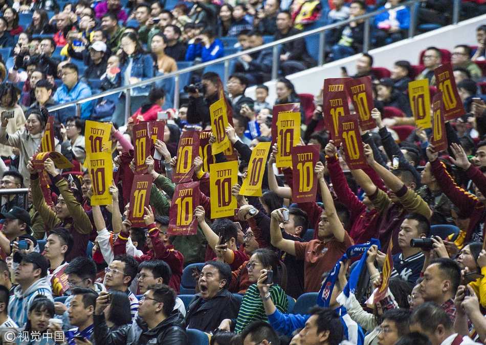 比赛结束后，巴乔、巴蒂等众传奇手牵手向看台球迷致谢，他们脸上洋溢的笑容与汗水，为那个属于足球的成都之夜画上了完美的句点。
