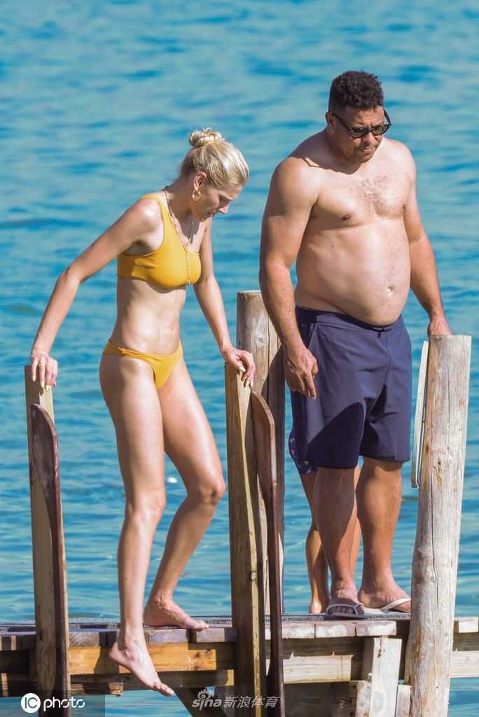 女友塞丽娜微笑着凝视镜头，她健康靓丽的身姿与身后辽阔的海景相映成趣，洋溢着度假的欢愉。