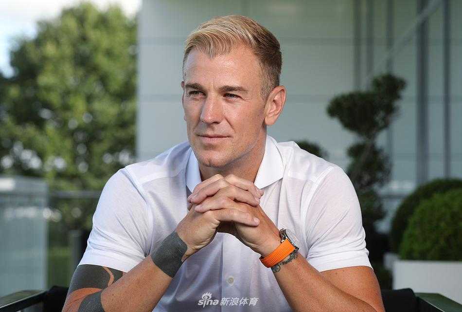 在白鹿巷的草坪上，哈特专注地进行着手部热身运动，身后的新东家队徽在阳光下闪耀，预示着一场全新的守护使命。