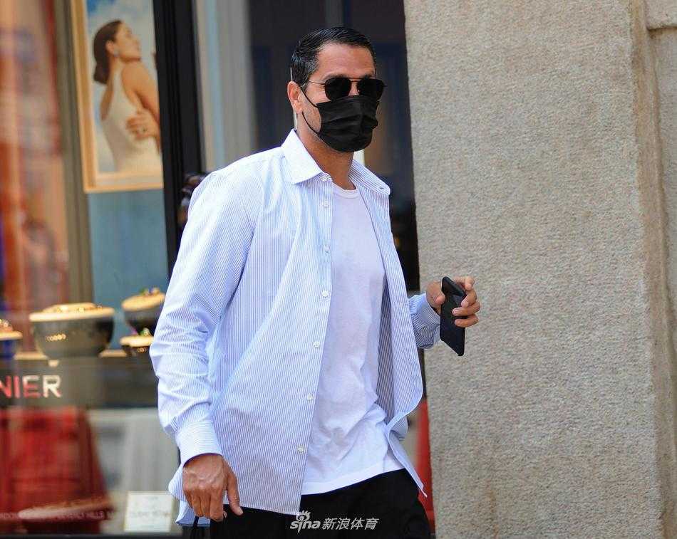 午后暖阳透过米兰埃马努埃莱二世拱廊的玻璃穹顶，洒在博列洛的身上，他一身深色休闲装束，单手插兜，眼神坚毅地望向镜头，仿佛时光从未在他身上留下痕迹，只有那份从绿茵场带到日常生活的从容与淡定。