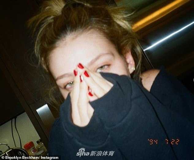 休闲装扮的两人在户外相依，妮可拉将头靠在布鲁克林肩上，阳光洒在他们身上，画面充满了青春与惬意。