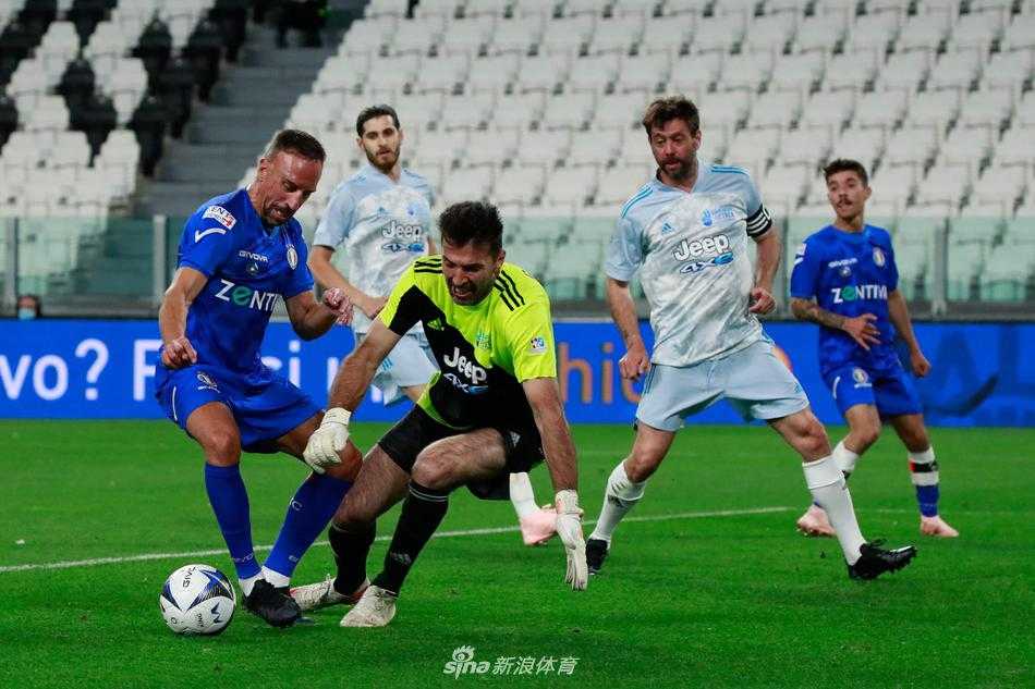 传奇门将布冯在比赛中跃起扑救，他那标志性的长臂在空中舒展，即便是一场慈善赛，他的眼神依然如世界杯决赛般坚毅，守护着球门也守护着心中的大爱。
