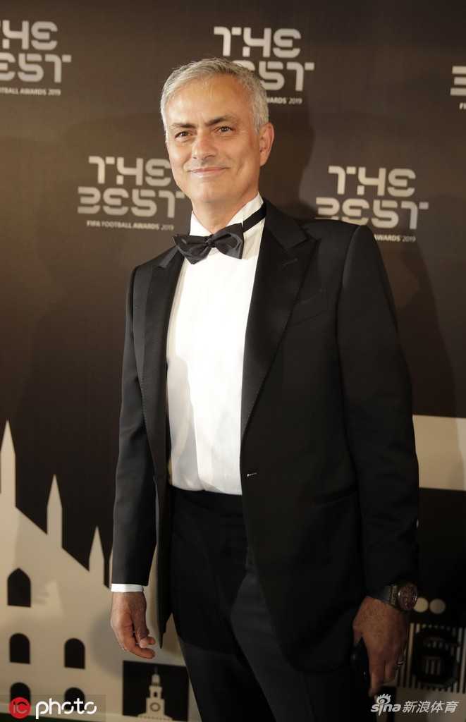 FIFA年度最佳男足阵容的十位到场得主在舞台上合影，范戴克、梅西、姆巴佩、阿扎尔等球星一字排开，各自手持纪念奖牌，共同记录下这星光熠熠的荣耀时刻。