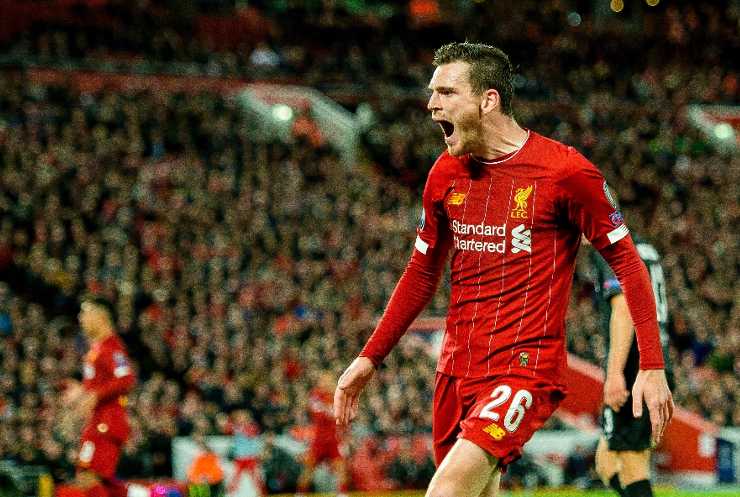 齐耶赫在盘带中做出假动作，双眼冷静地观察着队友跑位，随时准备送出一记撕裂防线的直塞球。
