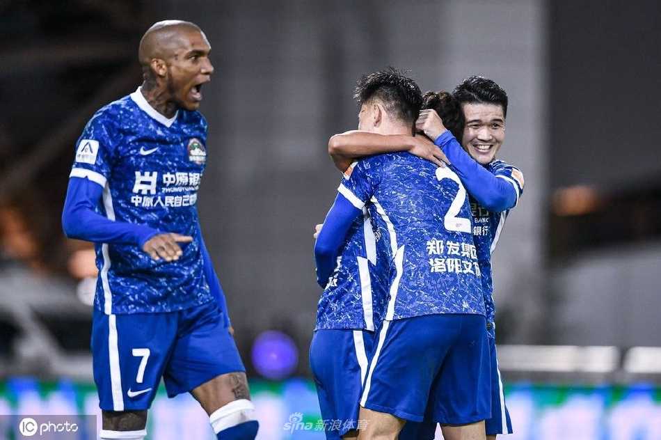 晋江之夜，河南嵩山龙门将士赛后击掌相庆，欢庆这场来之不易的胜利，他们的怒吼声仿佛要撕裂冬夜的寂静。