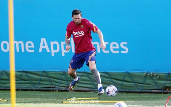 诺坎普球场座无虚席，红蓝旗帜迎风飘扬，看台上拼出的巨大“MESSI”字样和10号球衣在阳光下熠熠生辉，场面震撼人心