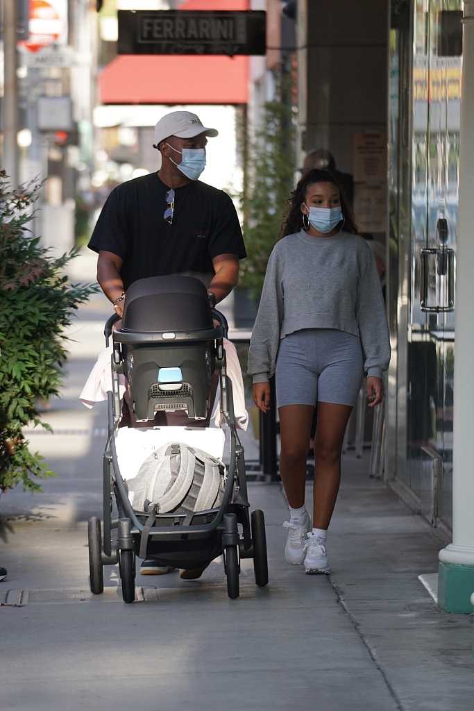 在洛杉矶的街头，斯图里奇推着婴儿车走在前面，他微微侧身回头照看身后的女友，脸上洋溢着满足的微笑。婴儿车内的小宝贝包裹得严严实实，虽然看不清面容，却成为整个画面的焦点。这个画面仿佛在告诉世人，即便远离了万众瞩目的聚光灯，家庭的温暖依然能照亮前行的道路。