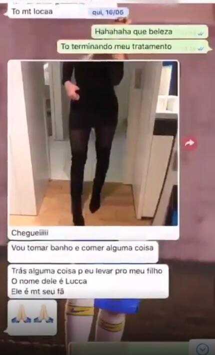 截图中的女子仅着内衣，摆出亲吻的姿势，配文写着“我要为你做按摩，你会更喜欢的”，字里行间充满了对即将到来的约会的幻想与挑逗
