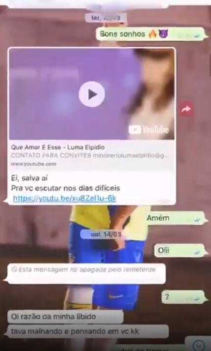 在女子发来的这张照片中，她身穿黑色内衣躺在床上，姿态慵懒，画面上的文字“我保存着我所有的爱，只为给你”，将网络情愫渲染得如同恋人般甜蜜