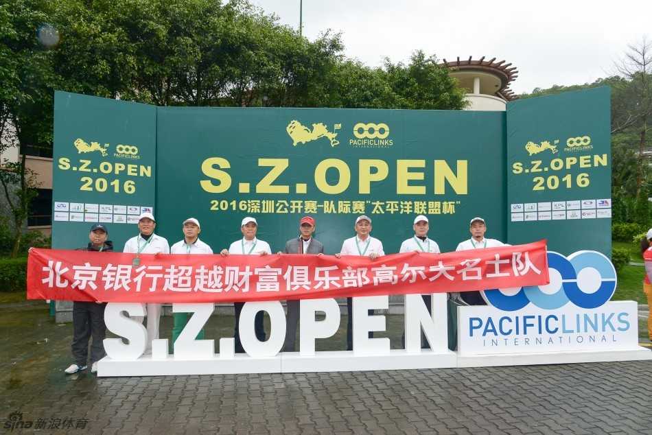 球员在发球台屏息凝神，做最后的瞄准与准备，全场静待那决定性的挥杆瞬间。