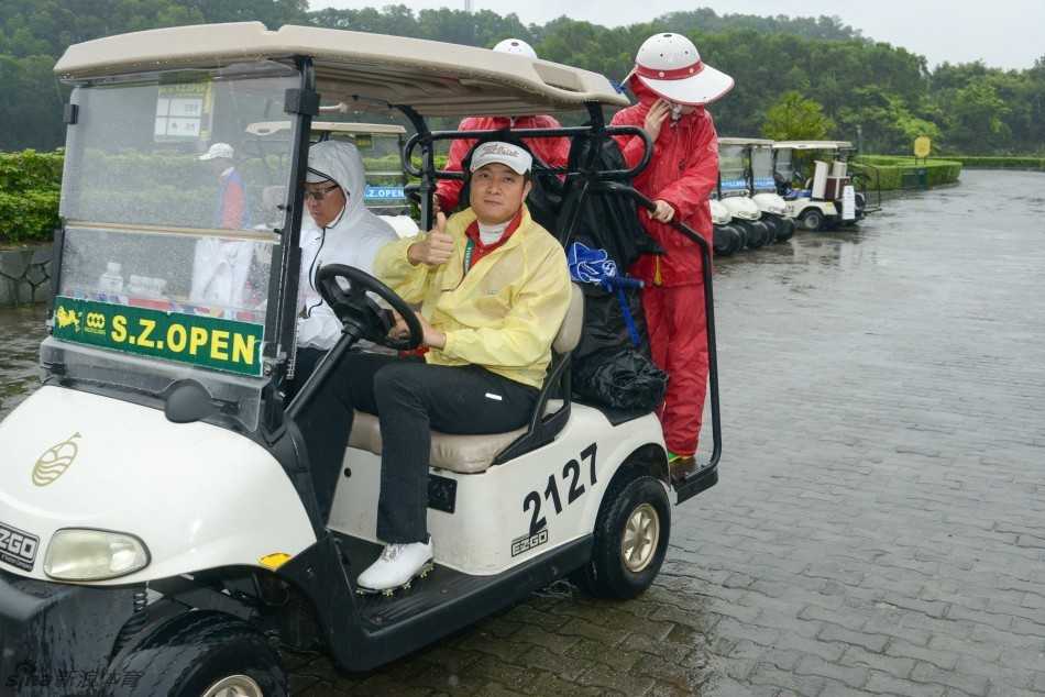 球员陷入果岭边沙坑，沙土飞溅间，一记精彩的救球将小白球精准送至洞杯旁，化险为夷。