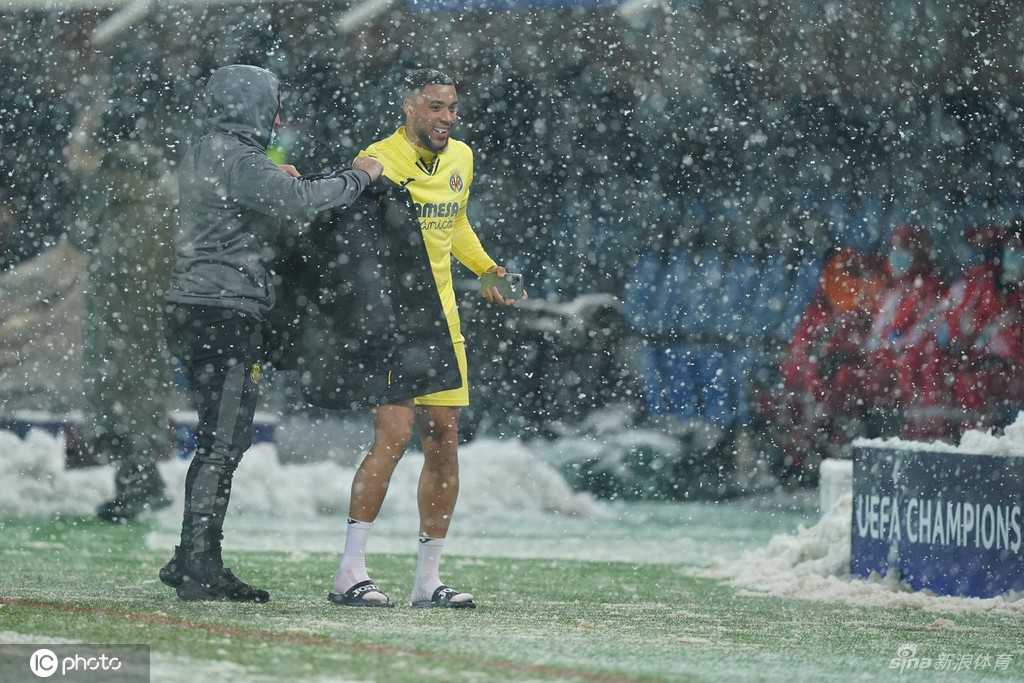 空中俯瞰视角，整个足球场被纯净白雪吞没，绿茵场化为几何线条分明的白色矩形画布