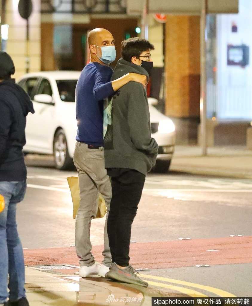 在被儿子和友人拉开后，瓜迪奥拉的表情从愤怒逐渐转为无奈，他微微低头，似乎在平复自己的情绪，而马里乌斯依然没有松开手，关切地注视着父亲，确保事态不会再次激化。