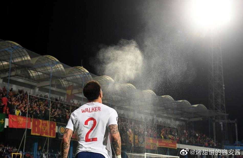 身披曼城战袍的沃克在全场球迷的欢呼声中，面带微笑轻轻鼓掌，身后是巨大的曼城队旗，这一刻他不仅是球员，更是这座蓝色帝国的功勋英雄。